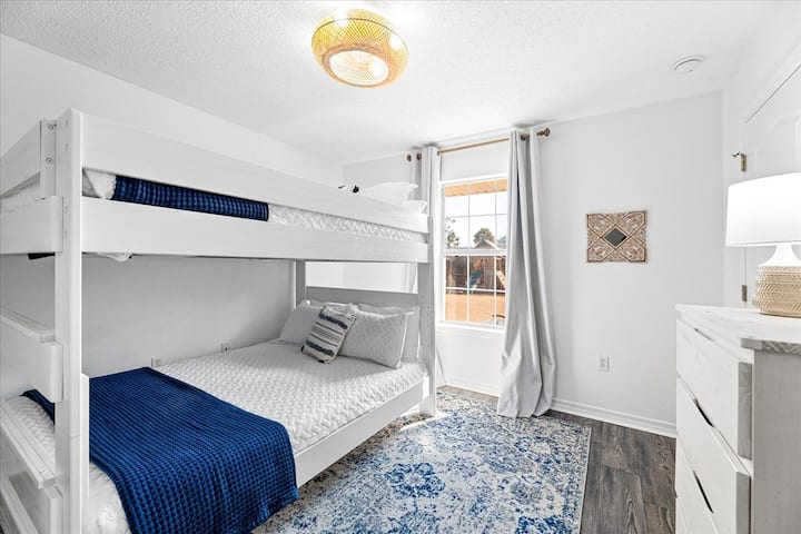 Druga soba s bračnim krevetom, zavjesama za zamračivanje i stropnim ventilatorom. Svaka razina bračnog kreveta ima ograničenje od 400 funti. 