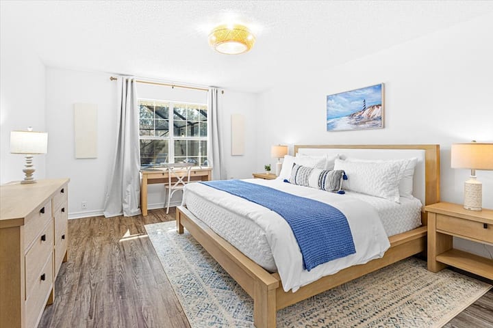 Glavna spavaća soba ima veliki bračni krevet  s madracem od kaspera, zavjese za zamračivanje, stropni ventilator i prostor za rad za one koji rade dok putuju. 