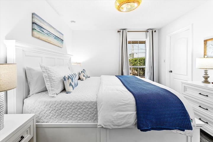 Drugi bračni krevet s madracem, zavjesama za zamračivanje, stropnim ventilatorom i pristupom kupaonici Jack 'nill. 