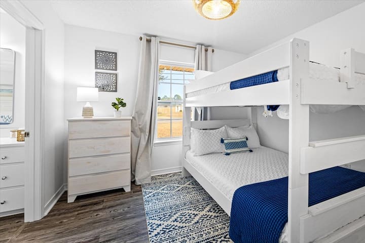 Soba s bračnim krevetom na kat, zavjesama za zamračivanje, stropnim ventilatorom i pristupom kupaonici Jack 'n Jill. Kreveti na kat mogu imati i do 400 funti! 