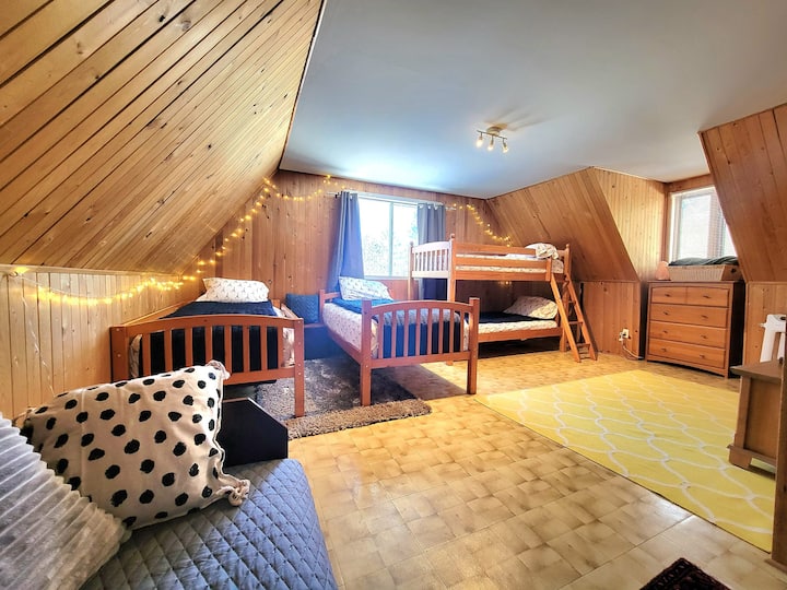 Toto je naša podkrovná izba bez súkromných dverí.