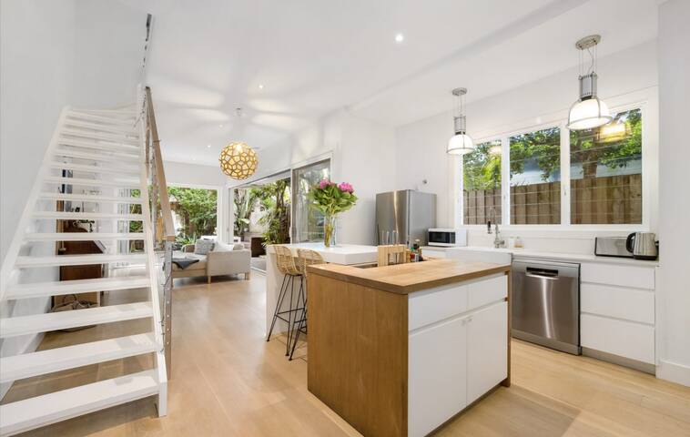 Family Home in Waverley gallery image 2