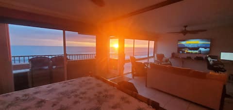 Top performing Airbnb: Closest Ocean Front 2 bedrooms in Kona with a car! in Kailua