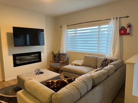 Top Airbnb: Luxurious Brand New 4 B/Rooms Main Floor 1 in Mc Conachie