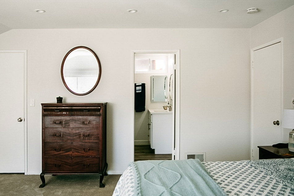 Მთავარი საძინებელი დიდი საწოლით და სააბაზანოთი