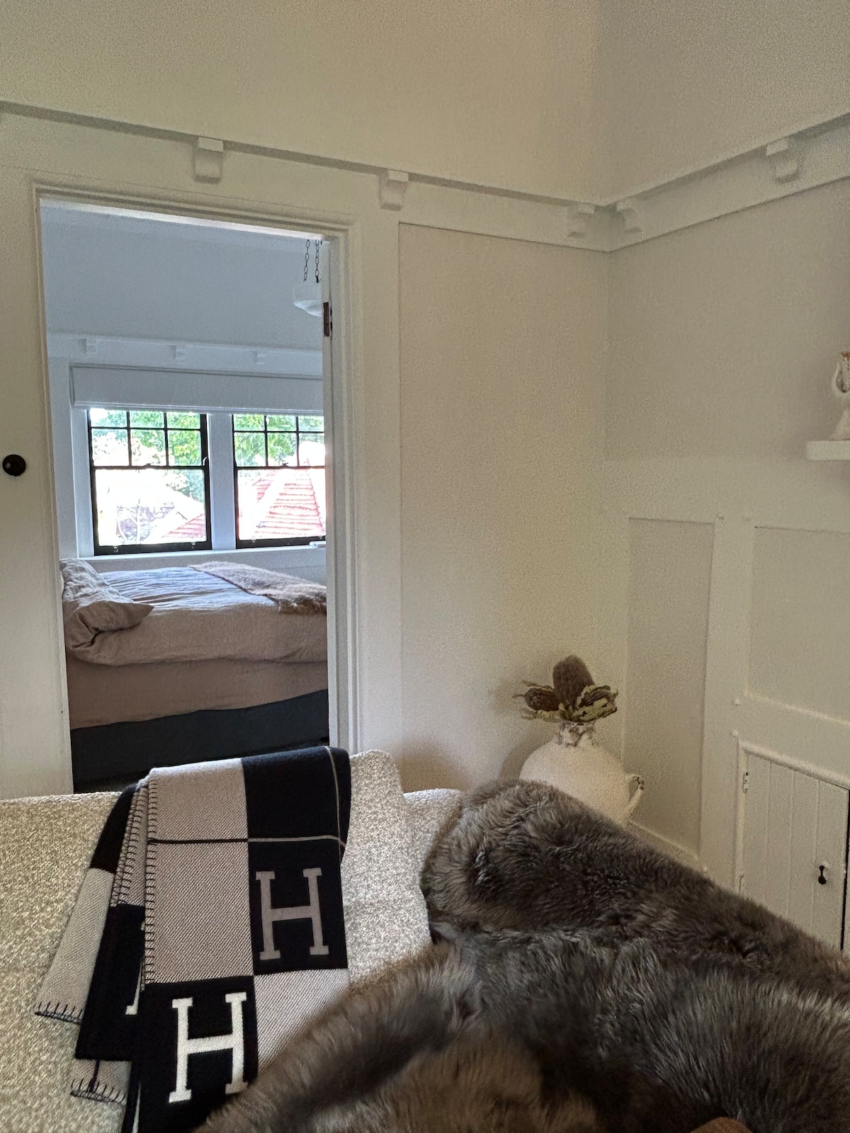 La sala de estar con vistas a los jardines fluye hacia el dormitorio principal. 