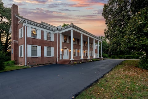 Popular Airbnb listing: Private 6-Suite Mansion|6 Baths|Game Room|Groups in Fort Smith