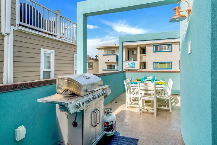 Stylish 2-Story 3BR Beach Condo with Rooftop Deck! gallery image 4