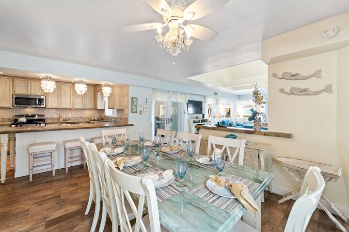 Stylish 2-Story 3BR Beach Condo with Rooftop Deck! gallery image 3