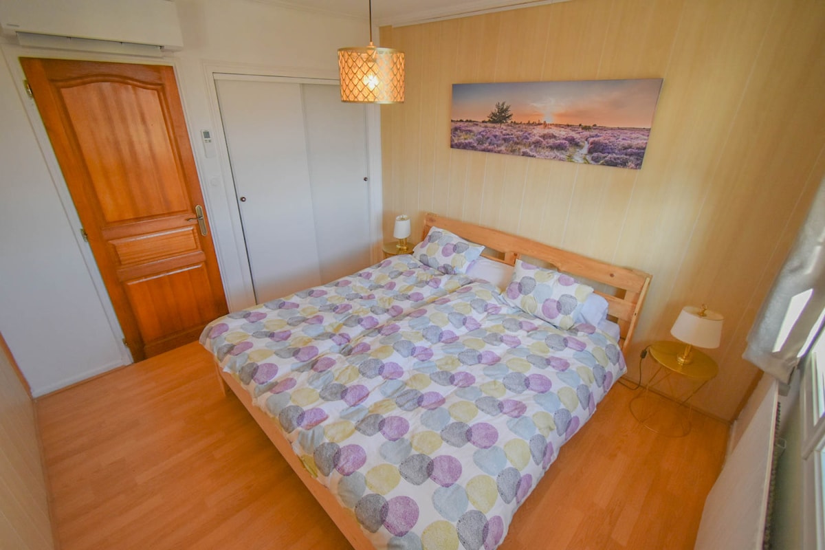 Schlafzimmer 2 im Obergeschoss hat ein großes Doppelbett 180x200 und Klimaanlage.