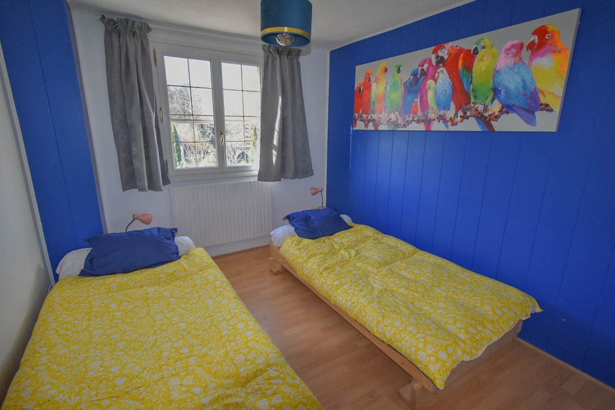 Schlafzimmer 3 im Obergeschoss hat zwei Einzelbetten 90x200 und Klimaanlage.