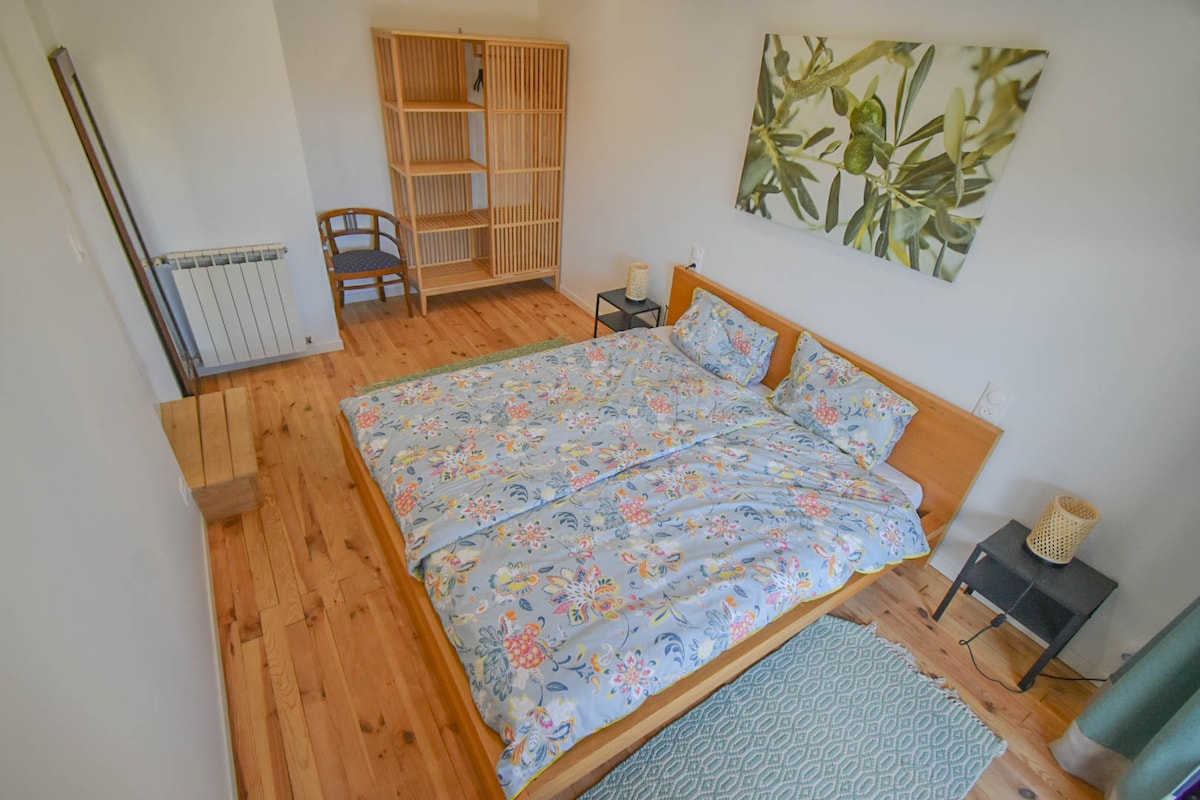 Schlafzimmer 1 im Erdgeschoss hat ein großes Doppelbett 180x200 und Klimaanlage.