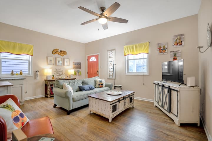 Pineapple Cottage At The Sea - Galveston, TX