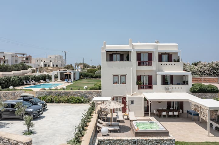 Villa with Private Pool and Jacuzzi Naxos