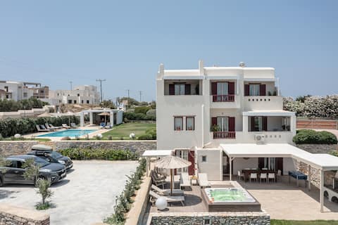 Villa with Private Pool and Jacuzzi Naxos
