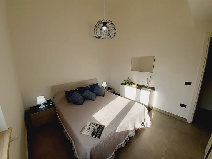 חדר שינה 2 עם תקרה סטנדרטית.