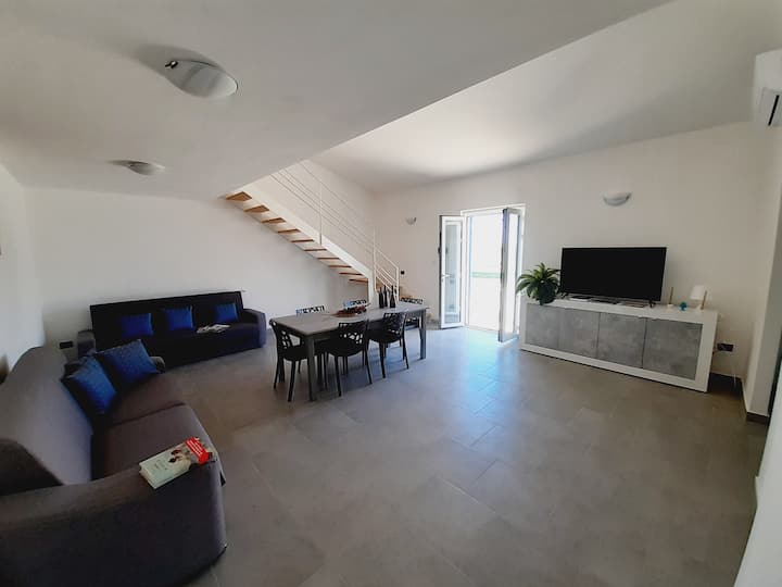 סלון עם 2 ספות זוגיות.