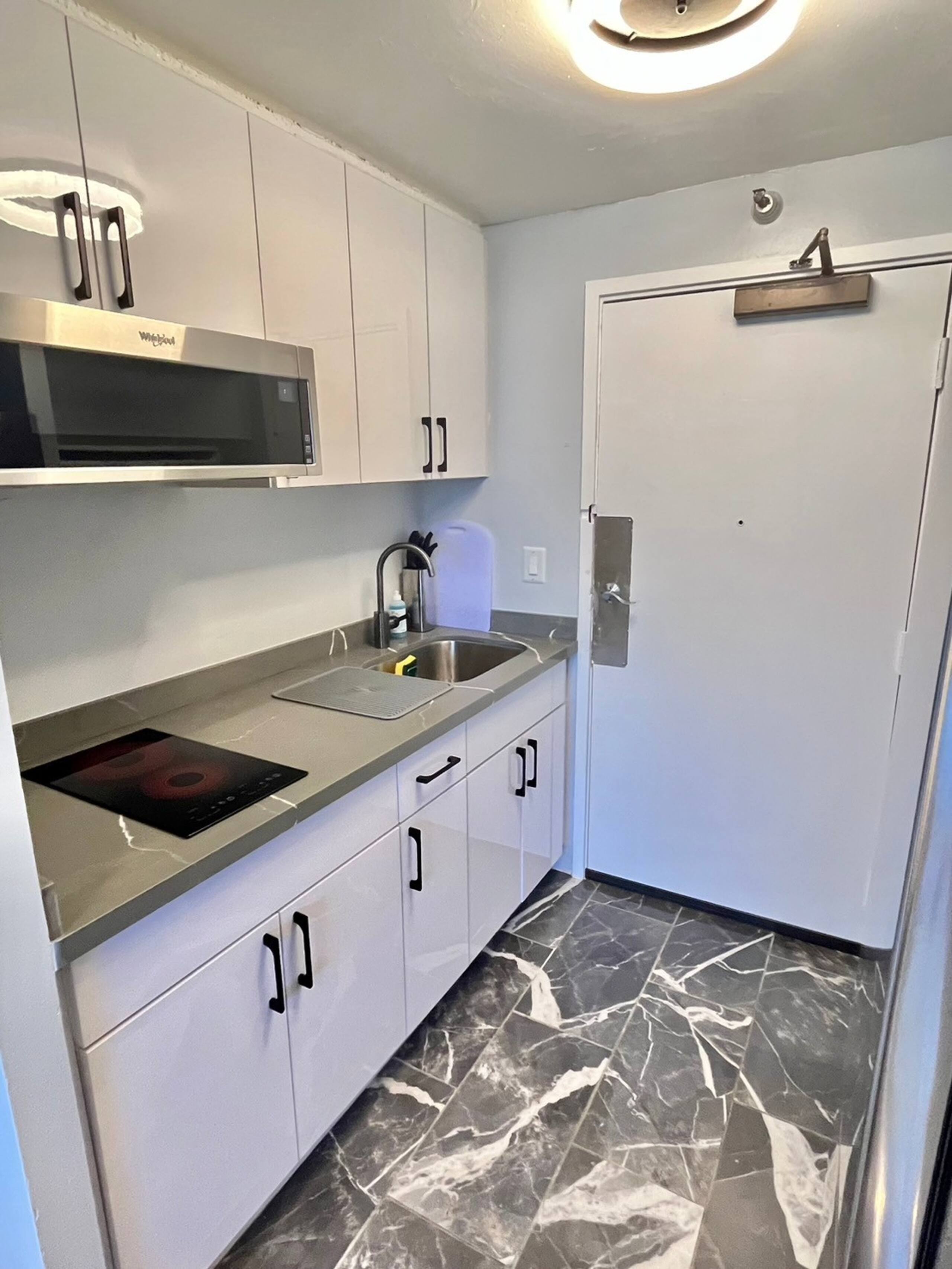 Condo in Honolulu · ★4.77 · 1 bedroom · 2 beds · 1 private bath - Image 3