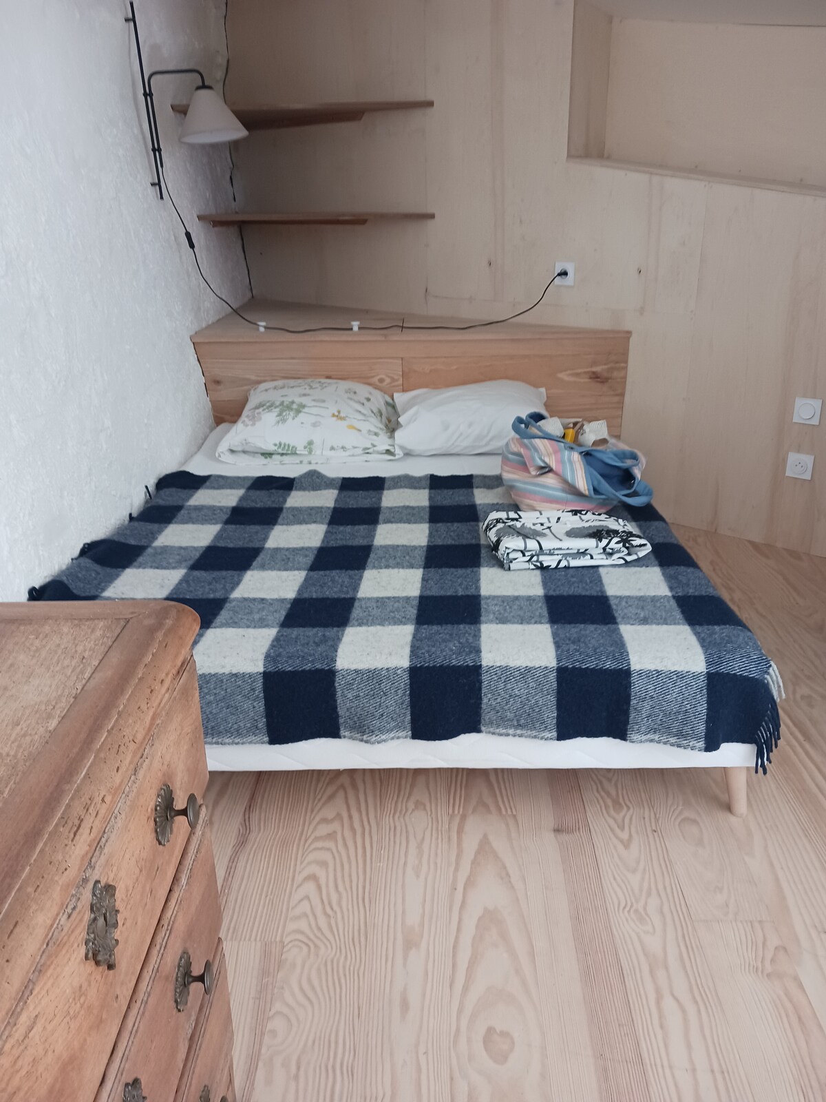 חדר השינה בקומת הביניים