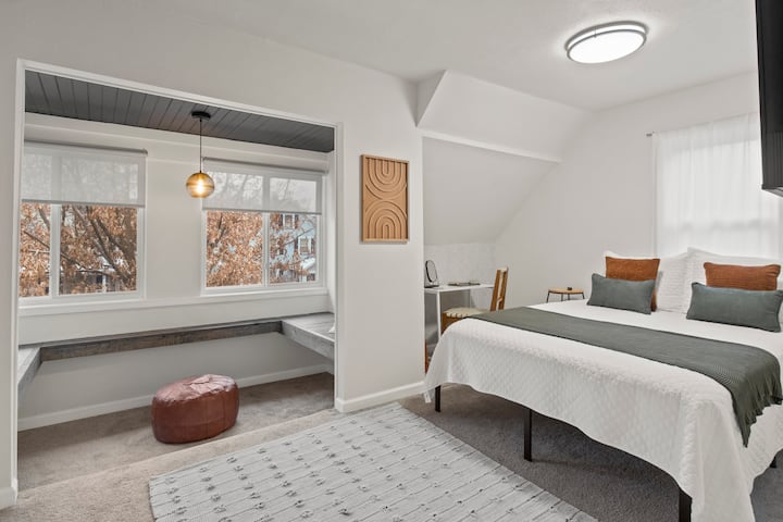 寝室#2、クイーンベッド、囲まれた読書スペース