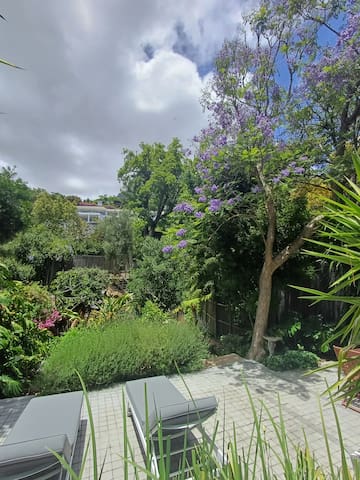 Modern 2 bed/pool/Garden stay near Table Mountain