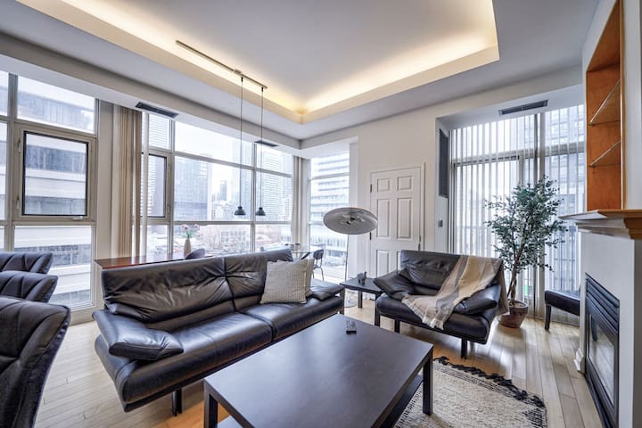 2 Bed/2 Bath Loft near Wellesley Subway w Parking