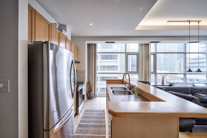 2 Bed/2 Bath Loft near Wellesley Subway w Parking gallery image 4