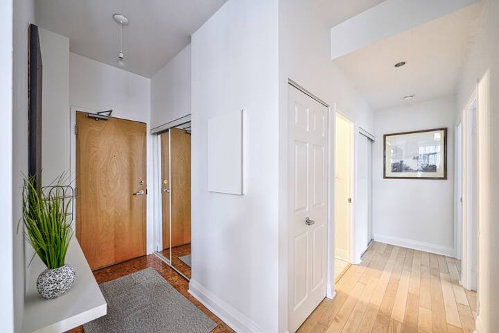 2 Bed/2 Bath Loft near Wellesley Subway w Parking gallery image 5