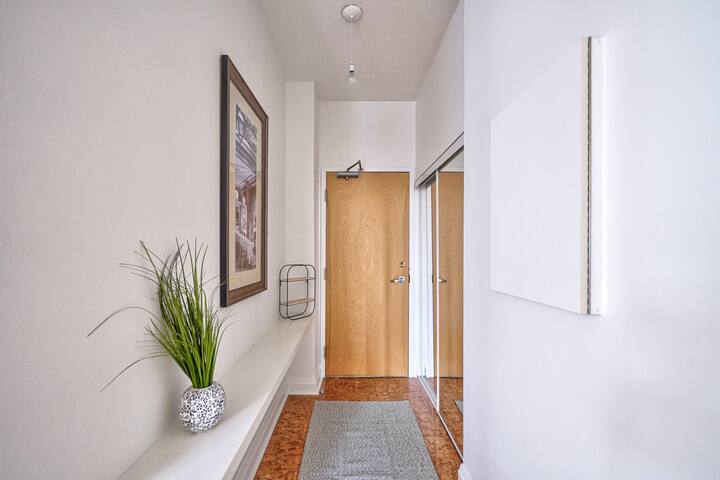 2 Bed/2 Bath Loft near Wellesley Subway w Parking gallery image 2