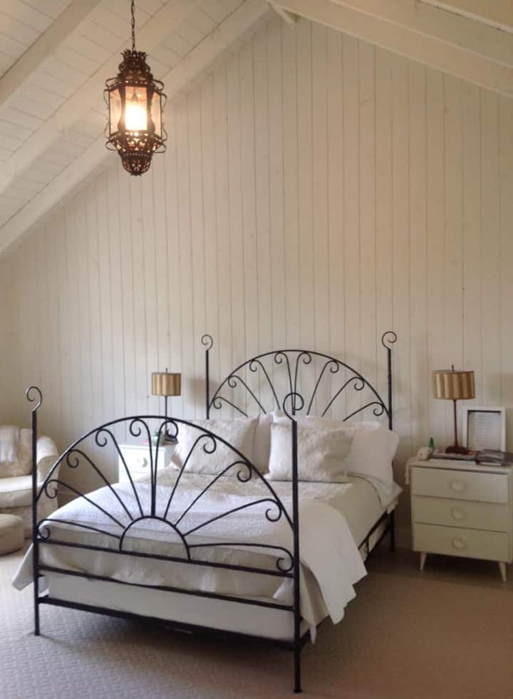 Glavna spavaća soba s bračnim krevetom. Ujutro prodire sunce!