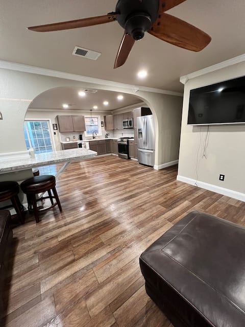 sleep11 PrivateSuite/6bed 3bath/2kitchen/coliseum