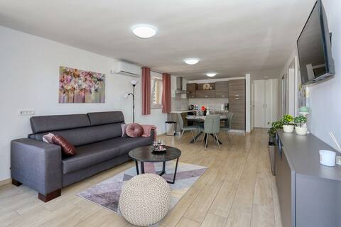 Popular Airbnb listing: Villa Martina- heated pool, jacuzzi & free van in Općina Sukošan