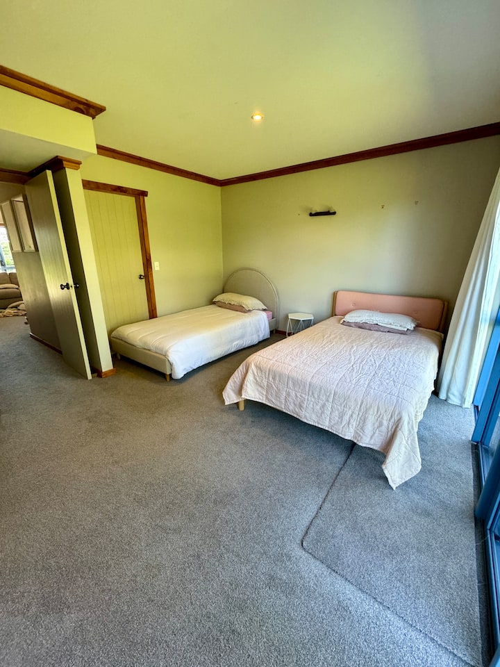 Soveværelse i stueetagen med to kingsize-enkeltsenge.