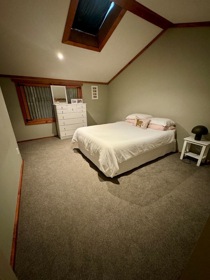 Soveværelse ovenpå med queensize-dobbeltseng.