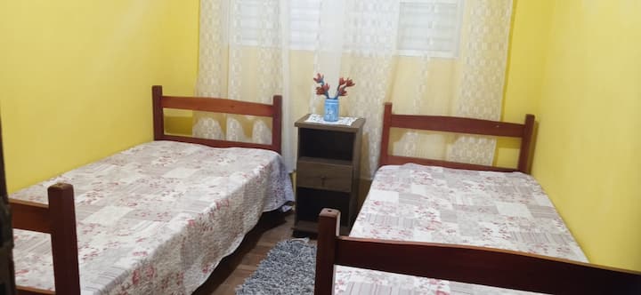 habitación con 2 camas individuales