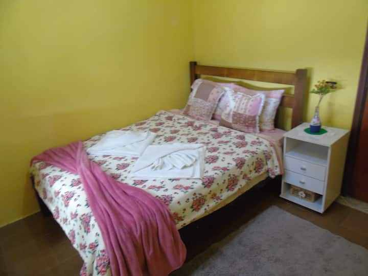 dormitorio con una cama matrimonial