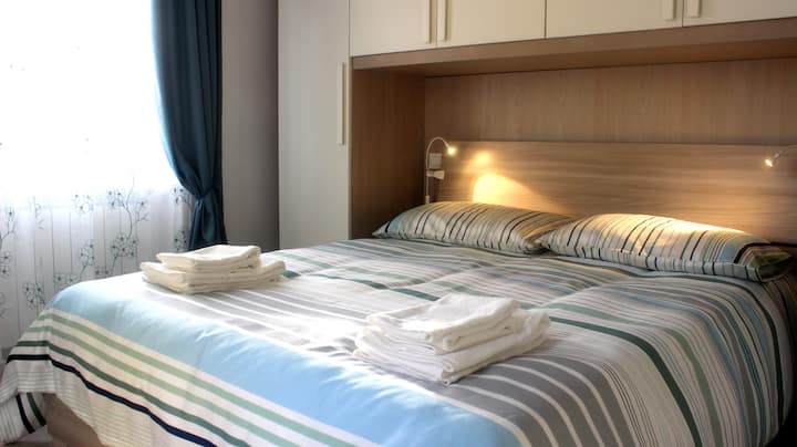 מיטה זוגית בחדר השינה