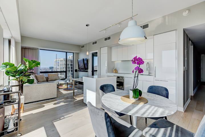 Dream Home Retreat – 43rd Floor Spectacular View gallery image 5