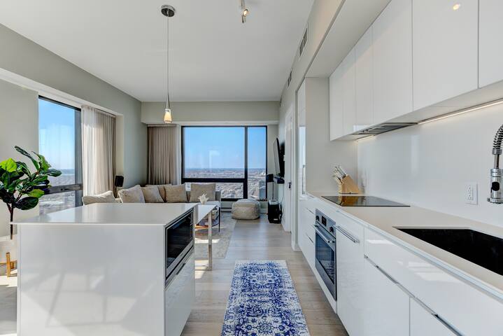 Dream Home Retreat – 43rd Floor Spectacular View gallery image 3