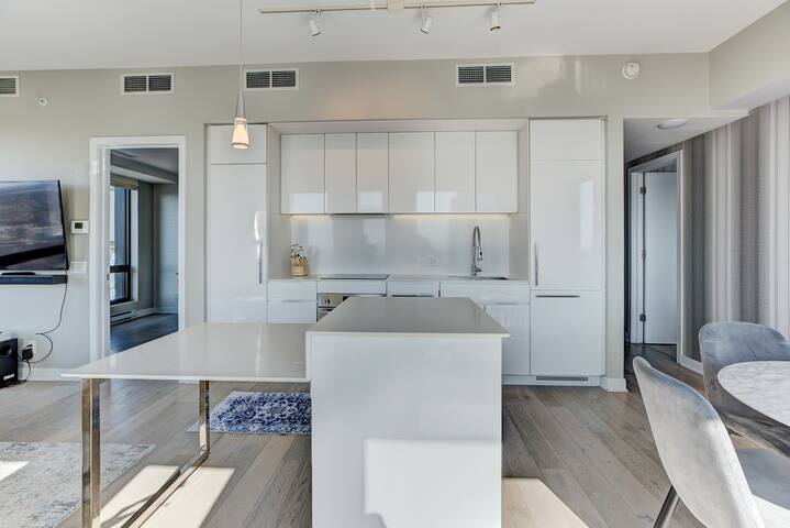 Dream Home Retreat – 43rd Floor Spectacular View gallery image 4