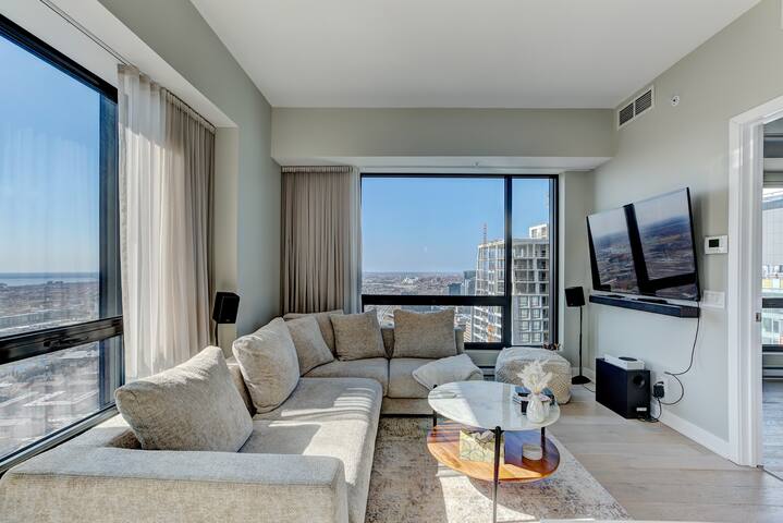 Dream Home Retreat – 43rd Floor Spectacular View gallery image 2