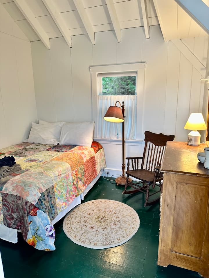 חדר שינה עם מיטה זוגית