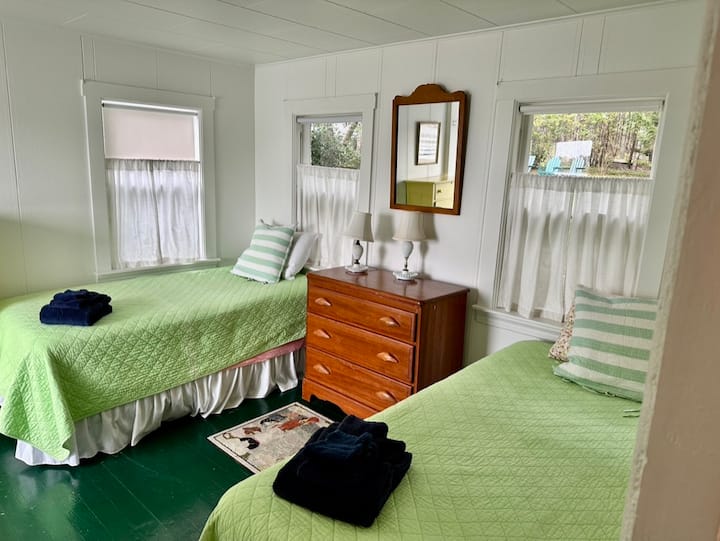 חדר שינה עם 2 מיטות יחיד