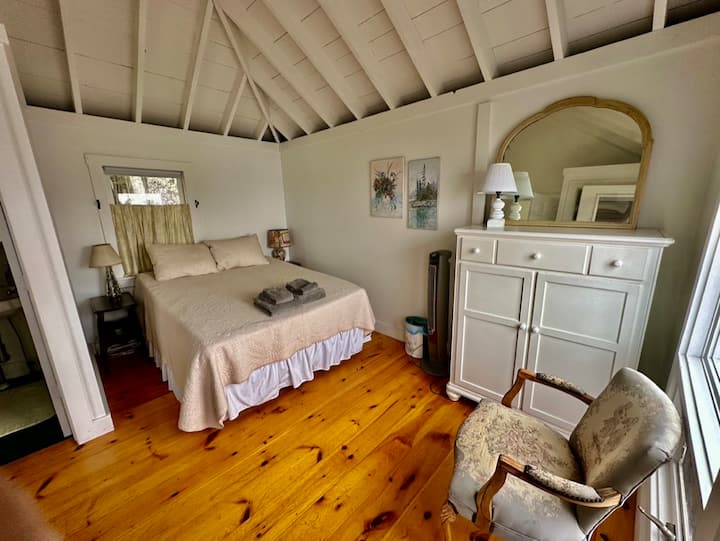 חדר שינה ראשי עם מיטת קווין סייז