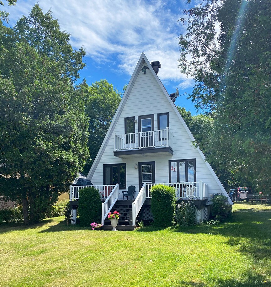 Chalet Apika au bord du fleuve Cabanes à louer à SaintRochdes
