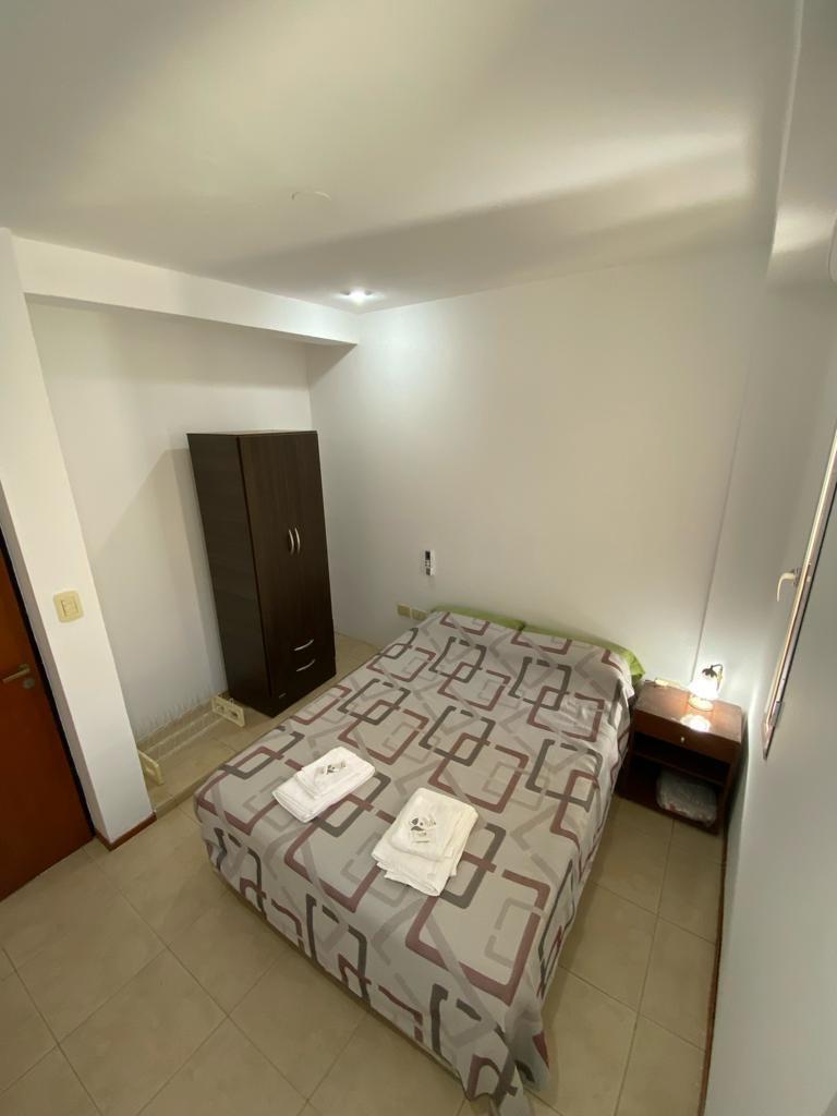 Phòng ngủ chính với hộp hai chỗ ngồi, thuyền buồm, tủ quần áo và tách ra.