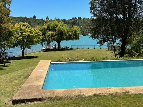Casa con piscina y muelle privado al Lago Colbun