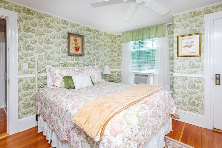 Queen Bed With Jacuzzi Bath (Victoria Inn) - Hampton Beach, NH