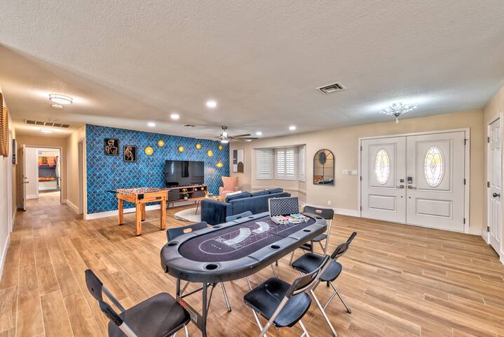 Luxury 3 Masters 6 BDR 4 BATH Big pool & B. Yard! gallery image 5