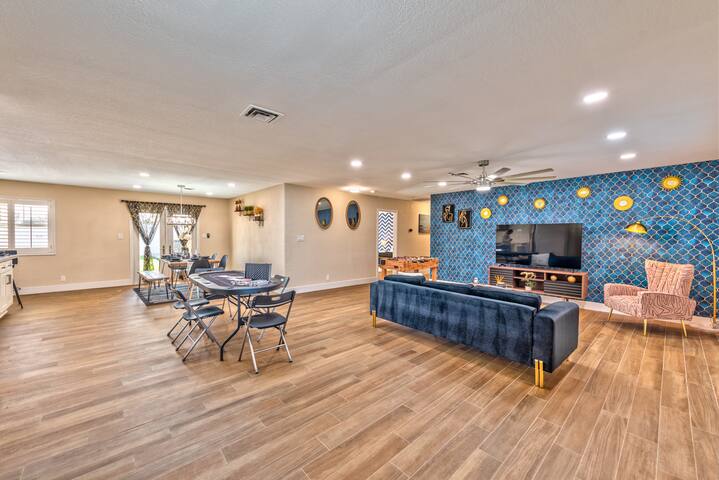 Luxury 3 Masters 6 BDR 4 BATH Big pool & B. Yard! gallery image 2